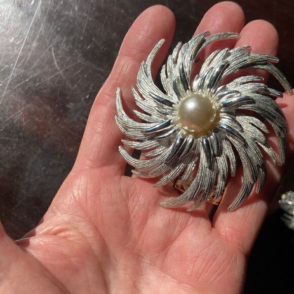 Vintage Sarah Coventry 1969 Sunburst brooch with faux pearl and clip on earrings - Picture 10 of 14